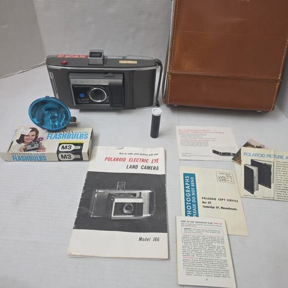 Vintage Polaroid Land Camera W Case Manual & Flashbulbs Model J66 Untested AS IS - Picture 9 of 16